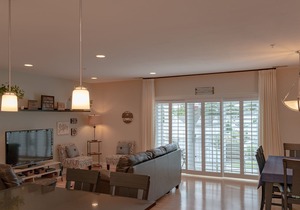 Luxurious Condo w/ Marina View, Pool Access & close to restaurants!