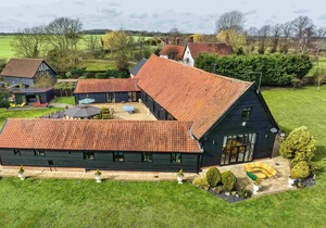 Luxurious Doves Barn with 8 person Hot tub near Needham Market, Suffolk