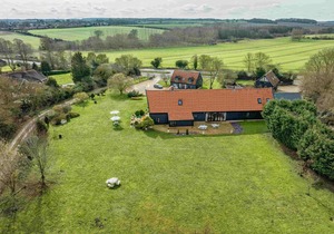 Luxurious Doves Barn with 8 person Hot tub near Needham Market, Suffolk
