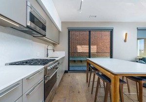 Luxurious Flat W/Private Balcony & Mtn Views!