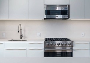 Luxurious Flat W/Private Balcony & Mtn Views!