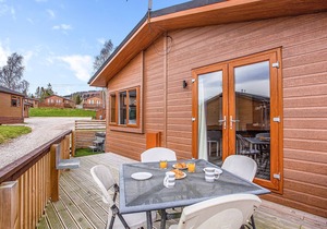 Luxurious lodge with one double bedroom and one twin bedroom.