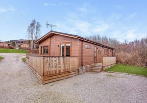 Luxurious lodge with one double bedroom and one twin bedroom.
