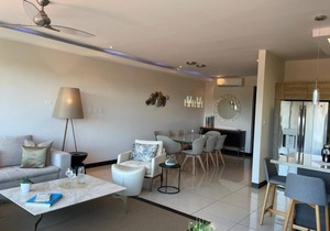 Luxurious, ocean-view condo. Easy 5 minute walk to beach and restaurants!