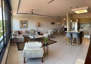 Luxurious, ocean-view condo. Easy 5 minute walk to beach and restaurants!