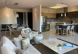 Luxurious, ocean-view condo. Easy 5 minute walk to beach and restaurants!