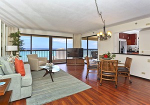 Luxurious Ocean View 2-bed/2-bath condo with Pool, FREE Valet Parking & Wi-Fi