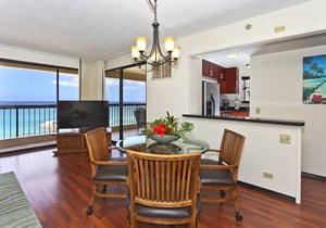 Luxurious Ocean View 2-bed/2-bath condo with Pool, FREE Valet Parking & Wi-Fi