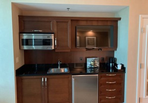 Luxurious Suite with Pool View and Walking Distance from The Las Vegas Strip!