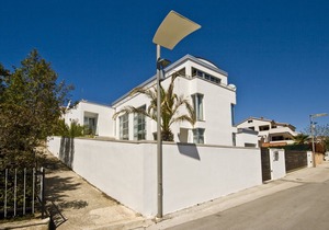 Luxurious villa in a top location, only 60 m from the pebble beach.