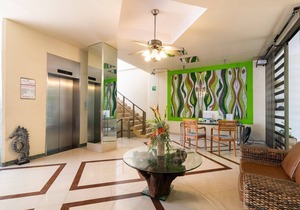 Luxury 1 bed Condo w/ Large Private Patio On 5th Ave. Steps to Beach! Fast Wifi!