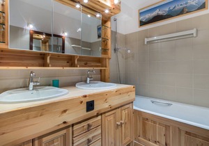 Luxury 115m² Apartment in Central Val d'Isère, Sleeps 9, Near Ski Lifts