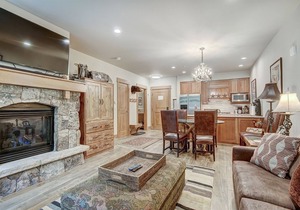 Luxury 1BR Lone Eagle ski-in, ski-out condo w/- hot tub & heated pool!
