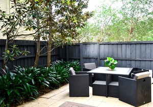 Luxury 2-bed unit with courtyard, in central Prahran