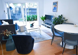 Luxury 2-bed unit with courtyard, in central Prahran