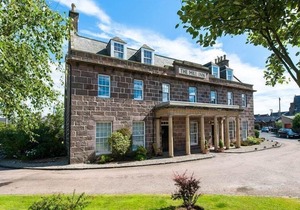 Luxury 2 Bedroom Self-Catering Apartment near the Harbour and the Town Centre.