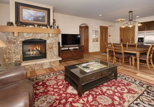 Luxury 2BR ski-in Lone Eagle w/- firepit, heated pool, hot tubs, gym and more!