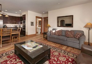 Luxury 2BR ski-in Lone Eagle w/- firepit, heated pool, hot tubs, gym and more!