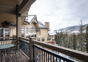 Luxury 2BR ski-in Lone Eagle w/- firepit, heated pool, hot tubs, gym and more!