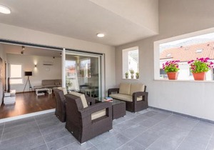 Luxury 3 Bed Apartment, large terrace, pool, close to beach and Split!