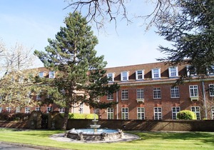 Luxury 3 bed loft apartment in parkland 5min M25, 15min Heathrow, 30min London