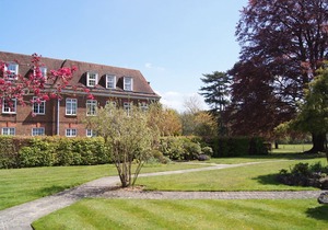 Luxury 3 bed loft apartment in parkland 5min M25, 15min Heathrow, 30min London