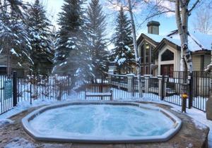 Luxury 4-Bedroom Home Close to Slopes with On-site Hot Tub home
