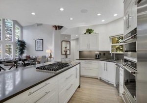 Luxury 4-Bedroom Home Close to Slopes with On-site Hot Tub home