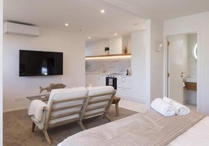 Luxury Apart, Balcony & Seaviews, Full Laundry, Kitchen & Heat Pump