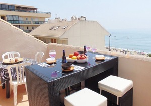 LUXURY APARTMENT IN THE FIRST LINE OF IDEAL BEACH FOR FAMILIES.
