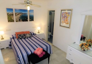 Luxury Apartment with Private Garage and Communal Pool. FREE WIFI