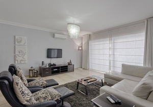 Luxury Apt with Side Seaviews and Pool, Best Location