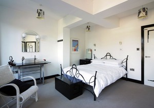 Luxury Art Deco house directly opposite the beach