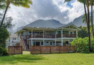 Luxury Beachfront home on Hanalei Bay with A/C