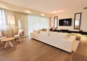 Luxury brand-new 4 bedroom apartment, sea view, terrace, pool, near the sea