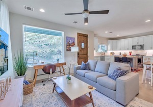 Luxury Downtown Condo - Upstairs Firepit! In The Hot Middle of All The Action!