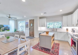 Luxury Downtown Condo - Upstairs Firepit! In The Hot Middle of All The Action!