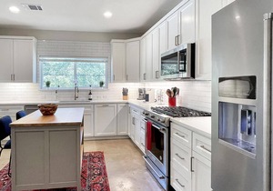 Luxury Downtown Condo - Upstairs Firepit! In The Hot Middle of All The Action!