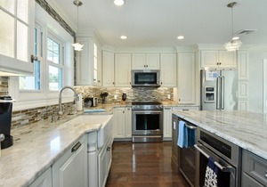 Luxury Home in Bonnet Shores 1/4 mile walk to Kelly Beach!