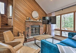 Luxury home with Modern Finishes - Game room & Hot Tub - Pocono Mountains home