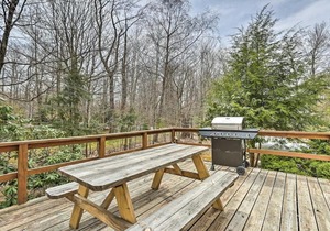Luxury home with Modern Finishes - Game room & Hot Tub - Pocono Mountains home