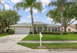 Luxury home with pool in Naples, FL, minutes from Downtown 5th Ave & Beaches