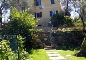 Luxury Apartment 4-7 persons in villa Liberty with olive trees and swimming pool, fine residential area above Santa Margherita Ligure