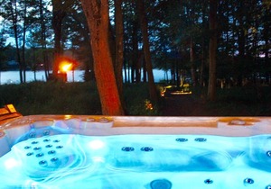 Luxury Lakefront Ski Chalet w/ year-round Hot Tub near Camelback