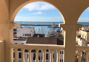 Luxury penthouse overlooking the golf course of Almerimar.