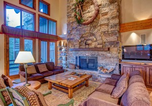 Luxury ski-in/ski-out in lower DV, RARE FIND! Gorgeous views from privat hot tub