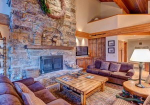 Luxury ski-in/ski-out in lower DV, RARE FIND! Gorgeous views from privat hot tub