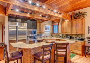 Luxury ski-in/ski-out in lower DV, RARE FIND! Gorgeous views from privat hot tub