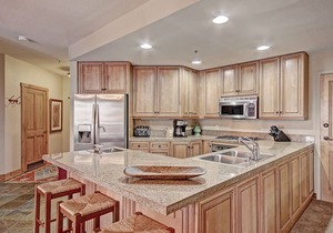 Luxury Ski in Ski out Condo/Pool and Hot Tub Access/Private BBQ