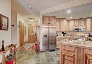Luxury Ski in Ski out Condo/Pool and Hot Tub Access/Private BBQ